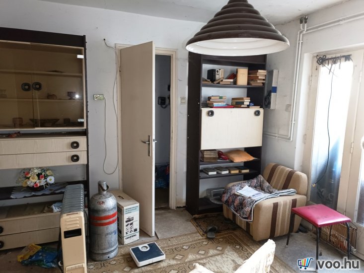 Tóparthoz közeli lakóház Délegyházán – 80 méterre a víztől!   Tóparthoz közeli lakóház Délegyházán – 80 méterre a víztől!
Délegyháza egyik kedvelt, csendes utcájában – a Fagyöngy utcában – eladásra kínálok egy 336 m²- s telken álló, 50 m²- s, másfél szobás családi házat, mindössze 80 méterre a horgásztótól.
Az ingatlan belterületi, kivett lakóház és udvar besorolású, per- és tehermentes, egyetlen tulajdonostól.
A ház a ’70-es évek végén téglából épült, jelenleg felújítandó állapotban van, így új tulajdonosa saját igényei szerint formálhatja.
Közművek: víz, villany, gáz, csatorna rendelkezésre állnak.
Az udvarban 3 autó számára is kényelmes parkolási lehetőség adott.
A belső tér elrendezése:
• üvegezett veranda,
• nappali (14 m²),
• hálószoba (6 m²),
• kádas fürdőszoba (4 m²),
• étkező (5 m²),
• konyha (10 m²),
• kazánház (3 m²) és tároló (2,5 m²).
A természet szerelmeseinek ideális választás — a háztól pár lépésre nagy kiterjedésű horgásztó, a közelben pedig a Kiskunsági Nemzeti Park, az Ócsai Tájvédelmi Körzet és a Ráckevei-Duna található.
Tökéletes otthon vagy nyaraló azoknak, akik a nyugalmat, a vízpart közelségét és a természetet keresik.
A környék igazi természeti kincs: tizenkét kavicsbánya-tó, a Kiskunsági Nemzeti Park és a Ráckevei-Duna közelsége varázslatos hangulatot teremt.
Ha egy helyet keresel, ahol lelassulhat az idő, ez az ingatlan tökéletes kiindulópont lehet álmaid otthonához.
Ár: 35. 000. 000 Ft
További szolgáltatások:
– Ingatlaneladásban segítség
– Energetikai tanúsítvány 72 órán belül
– Ingyenes hitelügyintézés
– Jogi háttér és földhivatali ügyintézés
– Országos adatbázisból e-mailes ajánlatküldés
Tel: +36705581160