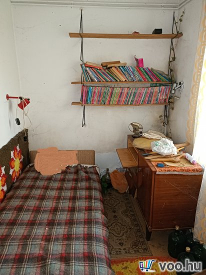 Tóparthoz közeli lakóház Délegyházán – 80 méterre a víztől!   Tóparthoz közeli lakóház Délegyházán – 80 méterre a víztől!
Délegyháza egyik kedvelt, csendes utcájában – a Fagyöngy utcában – eladásra kínálok egy 336 m²- s telken álló, 50 m²- s, másfél szobás családi házat, mindössze 80 méterre a horgásztótól.
Az ingatlan belterületi, kivett lakóház és udvar besorolású, per- és tehermentes, egyetlen tulajdonostól.
A ház a ’70-es évek végén téglából épült, jelenleg felújítandó állapotban van, így új tulajdonosa saját igényei szerint formálhatja.
Közművek: víz, villany, gáz, csatorna rendelkezésre állnak.
Az udvarban 3 autó számára is kényelmes parkolási lehetőség adott.
A belső tér elrendezése:
• üvegezett veranda,
• nappali (14 m²),
• hálószoba (6 m²),
• kádas fürdőszoba (4 m²),
• étkező (5 m²),
• konyha (10 m²),
• kazánház (3 m²) és tároló (2,5 m²).
A természet szerelmeseinek ideális választás — a háztól pár lépésre nagy kiterjedésű horgásztó, a közelben pedig a Kiskunsági Nemzeti Park, az Ócsai Tájvédelmi Körzet és a Ráckevei-Duna található.
Tökéletes otthon vagy nyaraló azoknak, akik a nyugalmat, a vízpart közelségét és a természetet keresik.
A környék igazi természeti kincs: tizenkét kavicsbánya-tó, a Kiskunsági Nemzeti Park és a Ráckevei-Duna közelsége varázslatos hangulatot teremt.
Ha egy helyet keresel, ahol lelassulhat az idő, ez az ingatlan tökéletes kiindulópont lehet álmaid otthonához.
Ár: 35. 000. 000 Ft
További szolgáltatások:
– Ingatlaneladásban segítség
– Energetikai tanúsítvány 72 órán belül
– Ingyenes hitelügyintézés
– Jogi háttér és földhivatali ügyintézés
– Országos adatbázisból e-mailes ajánlatküldés
Tel: +36705581160