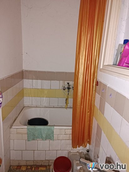 Tóparthoz közeli lakóház Délegyházán – 80 méterre a víztől!   Tóparthoz közeli lakóház Délegyházán – 80 méterre a víztől!
Délegyháza egyik kedvelt, csendes utcájában – a Fagyöngy utcában – eladásra kínálok egy 336 m²- s telken álló, 50 m²- s, másfél szobás családi házat, mindössze 80 méterre a horgásztótól.
Az ingatlan belterületi, kivett lakóház és udvar besorolású, per- és tehermentes, egyetlen tulajdonostól.
A ház a ’70-es évek végén téglából épült, jelenleg felújítandó állapotban van, így új tulajdonosa saját igényei szerint formálhatja.
Közművek: víz, villany, gáz, csatorna rendelkezésre állnak.
Az udvarban 3 autó számára is kényelmes parkolási lehetőség adott.
A belső tér elrendezése:
• üvegezett veranda,
• nappali (14 m²),
• hálószoba (6 m²),
• kádas fürdőszoba (4 m²),
• étkező (5 m²),
• konyha (10 m²),
• kazánház (3 m²) és tároló (2,5 m²).
A természet szerelmeseinek ideális választás — a háztól pár lépésre nagy kiterjedésű horgásztó, a közelben pedig a Kiskunsági Nemzeti Park, az Ócsai Tájvédelmi Körzet és a Ráckevei-Duna található.
Tökéletes otthon vagy nyaraló azoknak, akik a nyugalmat, a vízpart közelségét és a természetet keresik.
A környék igazi természeti kincs: tizenkét kavicsbánya-tó, a Kiskunsági Nemzeti Park és a Ráckevei-Duna közelsége varázslatos hangulatot teremt.
Ha egy helyet keresel, ahol lelassulhat az idő, ez az ingatlan tökéletes kiindulópont lehet álmaid otthonához.
Ár: 35. 000. 000 Ft
További szolgáltatások:
– Ingatlaneladásban segítség
– Energetikai tanúsítvány 72 órán belül
– Ingyenes hitelügyintézés
– Jogi háttér és földhivatali ügyintézés
– Országos adatbázisból e-mailes ajánlatküldés
Tel: +36705581160